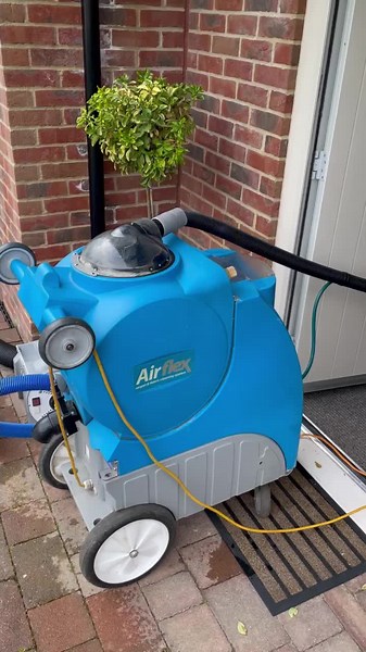 All carpets deep cleaned in this beautiful 5 bed house ready for the new owners moving in 🤩💎#HomeCleaning #cleaningtiktok #deepcleaning #CleaningVideos #CleanTikTok #DeepCleaningHouse #DeepCleaningTikTok #deepcleaningcarpet #carpetcleaning