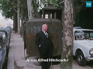 🎬 LÉGENDE 🎬 - On peut être une légende et se faire interroger devant une... pissotière. Le célèbre réalisateur Alfred Hitchcock s’exprime ici en français sur la gastronomie française, les femmes et le bonheur. Et sa clé pour être heureux est particulièrement étonnante vu son métier... | INA
