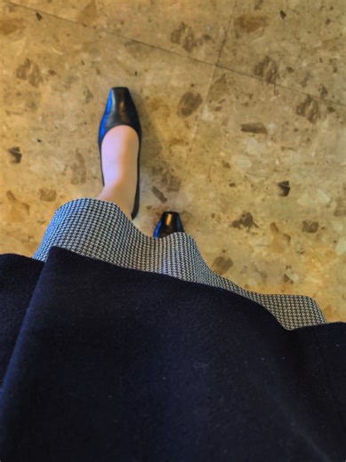 冬のコーデ 装飾的な黒パンプスでスタイリッシュに