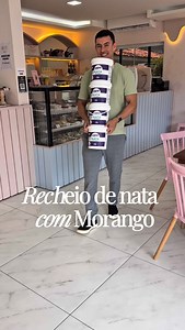 Vontade de comer de colher? 🤤🍓 O Recheio que vai no Famoso Bolo de Morango com Suspiro aqui da @jessicapiresdoceria 🤗 | Jéssica Pires Doceria