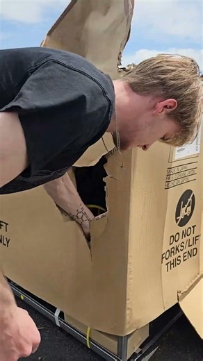 Watch us unbox a 2026 Yamaha YZF-R7