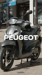 Peugeot Tweet 125cc euro 5 comes with free top box! Reliable, efficient, stylish, compact and remarkable easy to handle with its 16" wheels. Go with Quality! | Peugeot Motocycles