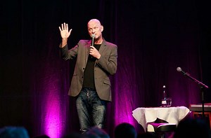 Gags und Pointen auf dem Flugfeld: Neue Comedy-Reihe im Sensapolis startet mit Rüdiger Hofmann