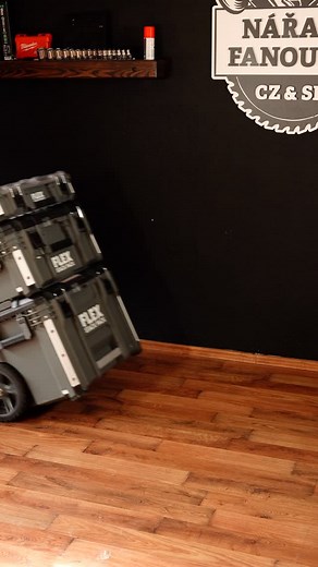 Věděli jste, že FLEX STACK PACK si rozumí i s ostatními? 🤔💡 Tohle je adaptér SP-MAP. Je to docela šikovná věc. Díky téhle desce jdou na systém STACK PACK nacvaknout i kufry, které by tam normálně nepasovaly. Konkrétně to bere: 🔹 Makita (MakPac) 🔹 Festool (Systainer) 🔹 Bosch & FLEX (L-Boxx) 🔹 DeWalt (Tstak) 🔹 Metabo (metaBOX) Celkem fajn řešení, jak to všechno sjednotit na jeden vozík. Znali jste to? 👋 | Nářadí - Fanoušci CZ & SK