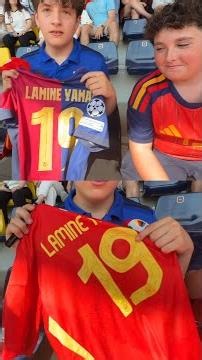 The excitement of two children getting the autograph of Lamine Yamal and Nico Williams