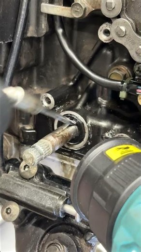 油冷イナズマ1200シフトオイルシール交換。油冷刀