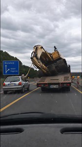 Danke für deine Hilfe, Opa! Stell dir vor: Du fährst die A2 entlang. Plötzlich siehst du mitten in der Baustelle einen Bagger auf dem Schwertransport, der leicht verrutscht ist. Gesichert von einem Opa! Nur mit seinem Krückstock! Wenn er doch nur wüsste, dass Der Baggersee schon da ist. #fy #opa #bagger #lkw #autobahn