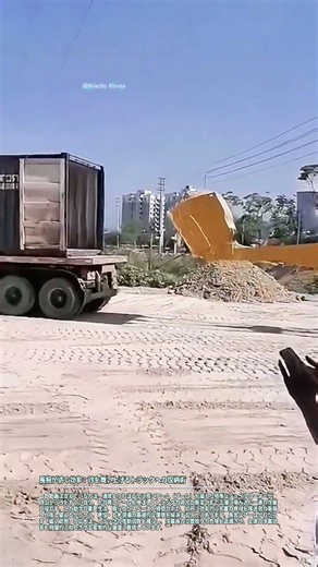 長腕が紡ぐ効率：砂を舞い上げるトラックへの収納術