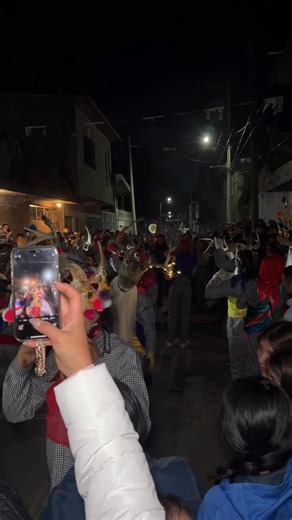 🌄 Desde antes del amanecer, los cohetes y el sonido de la tambora anunciaron que era día grande en Naranja de Tapia. Los Pukes 2025 se preparaban para honrar a la Virgen del Rosario, mostrando que esta danza vive en el alma del pueblo. 🙏🐅 #DanzaDeLosPukes #VirgenDelRosario2025 #OrgulloNaranxani #FeYTradición #HistoriaYTradicionesNaranxani | Historia y Tradiciones