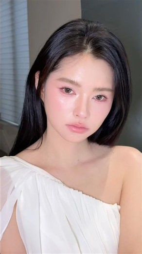 A barely-there base makeup look for sensitive skin 🌸