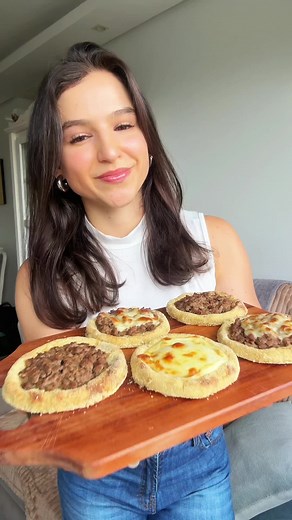 Esfihas saudáveis 🤎 Ingredientes: 300g de batata inglesa cozida 40g de farinha de aveia 10g de farinha de milho para empanar a massa Sal e pimenta 🧊 refrigerador até a massa ficar consistente, depois separa em porções de 60g, empana na farinha de milho e modela no formato; 🔥 assar em forno pré-aquecido a 200 graus por 20 minutos, retira a massa, coloca o recheio e depois volta para o forno com dourador ligado para finalizar! Informação nutricional da massa da esfiha Calorias: 317 calorias Car