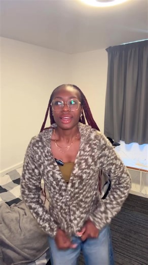 Fit check and details for my last first day (so so old 😓) but I’m separately really proud of the editing for this one. Vid not too long and audio better than my last I think😁😁😁 GLAZE ME INIH #ootd #outfit #uni #remssdealswithms #firstday Top- @H&M Jeans- @Weekday (thrifted) Woollen hoodie thing- @Urban Outfitters @Urban Outfitters Europe (vinted) Shoes- @UGG® Glasses- @Firmoo_UK