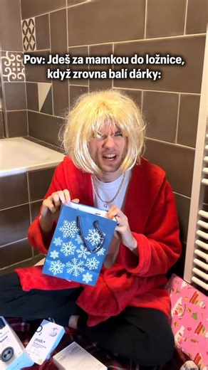 David Dvořák on Instagram: "Chceš mít Vánoce v klidu? Mrkni na @o2_cz , kde najdeš telefony a různá příslušenství k telefonům. Ty můžeš mít teď za 1kč a zbytek zaplatíš měsíčně bez navýšení. 😊 #vanoceso2 #reels #vtip #sketch #vanoce *spoluprace"