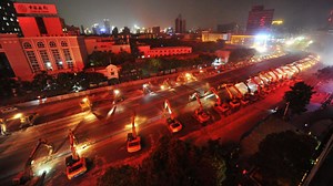 Hier reißen mehr als 100 Bagger eine Brücke ein