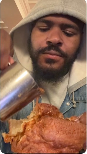 They Pour Gravy on EVERYTHING 😭🇬🇧 (Trying the British Sunday Roast) #foodreview #foodcritic #sundayroast #londfonfood | Mr.Chimetime