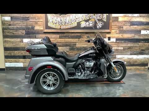 2017 Harley-Davidson Tri Glide in Billet Silver / Vivid Black-FLHTCUTG