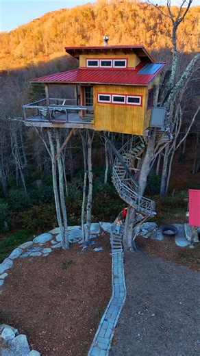 👇 Booking Details 📍Fletcher, NC Remember when “living in a treehouse” was the ultimate childhood dream? At the Skyscraper Treehouse, you don’t just imagine it—you wake up to it. From climbing the spiral staircase to sipping coffee above the forest canopy, it’s the magic of childhood reimagined for the grown-up you 🌌💫 🌐 Book now through the link in our bio and SAVE 10% on your first stay. 📸: @journey.more 🎬: @hiddengem.stays . . . #FletcherNC #TreehouseRetreat #AshevilleEscape #OffGridTree