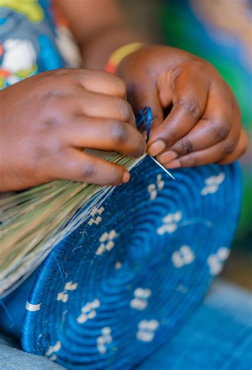 Some of our most popular table mats! How stunning are these? ✨ #irebebasketscollectionrwanda #kigali #artsandcrafts #artisan #weaving