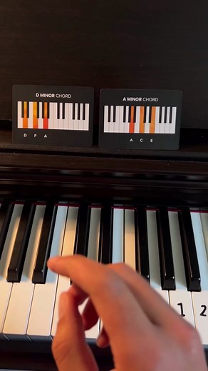 Hotline Billie Eilish, Very simple and easy to learn (Link in bio for Playdecks Cards) #hotlinebillieeilish #billieeilish #piano #pianotutorial #pianolesson #pianotok