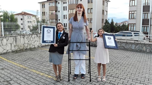 Tallest Woman in the World Reveals What Her Life is Like - GreekReporter.com