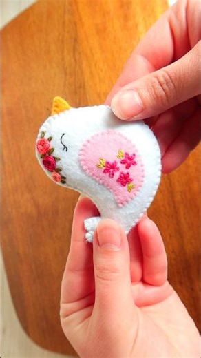 Valentine felt bird plush with embroidery detail #feltcrafts #valentinesday #sewing #craft #diy