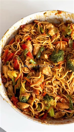 Prosty przepis na domowy chow mein z kurczakiem