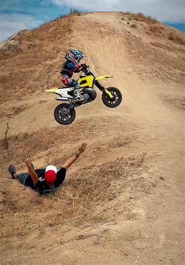 Fun day In the hills working on new type of jumps, I thought he killed for a first time trying steep faces like this! #2stroke #dirtjumps #freeride #motorcycle #dirtbike