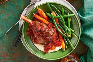 Easy slow cooked lamb shanks with red wine sauce
