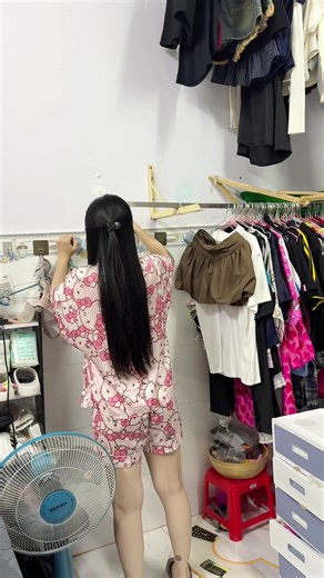 Bộ cây lau nhà và đồ ngủ Hello Kitty cho bé