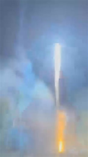 MAIN MERCUN, LELAKI 30-AN PUTUS KAKI KIRI SEGAMAT – Seorang lelaki berusia 30-an putus kaki kiri selepas terkena letupan bunga api di hadapan rumahnya di Taman Damai Jaya, Bukit Siput, pada 12.30 tengah malam semalam. Ketua Polis Daerah Segamat, Superintendan Mohd Jumazanzahir Chek Ismail berkata, mangsa dipercayai bermain bunga api jenis ‘shoot cake 4(D) 16 shot (premium)’ sempena Tahun Baharu Cina sebelum berlaku letupan. Mangsa dikejarkan ke Hospital Segamat dan kini berada dalam keadaan stab