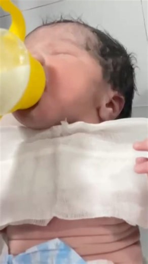 Bottle Feeding Preparation for Newborns | Step-by-Step Education