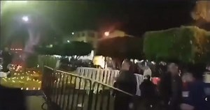 🔴 #Nacional | Momento del asesinato de Carlos Manzo Durante el Festival de las Velas por el Día de Muertos, Carlos Manzo Rodríguez el alcalde de Uruapan fue atacado a balazos la noche del 1 de noviembre en la plaza principal del municipio. Uno de los agresores fue abatido y otros dos fueron detenidos en el lugar. El edil, conocido como “El del Sombrero” y apodado por algunos como “el Bukele mexicano” por su política de mano dura contra el crimen, falleció en el hospital tras recibir varios impa
