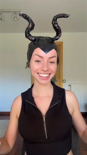 Disfraz de maléfica🎃🕸️👹 #halloween #disfraz #tutorial #humor #malefica #tutorial #facil #barato #original #encasa #diy #manualidades #maquillaje #costume #belleza #makeup | Siiara Siara
