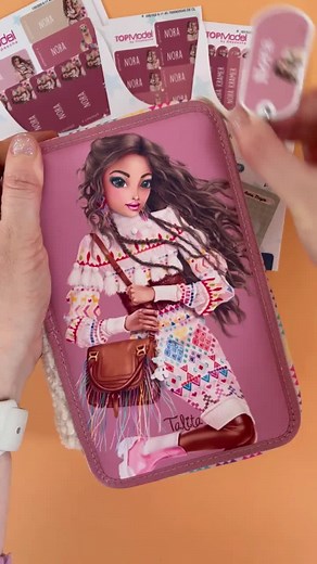 Naamstickers met je favoriete modellen van TOPModel. 🤩 #goedgemerkt #voorjou #foryou #topmodelbydepesche #depeschebytopmodel #naamsticker #handig #momhack