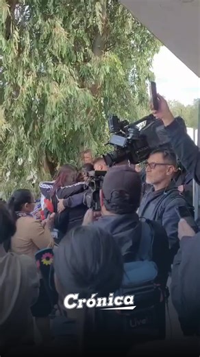 🔴Dolor en Comodoro: despiden a Ángel en el Cementerio Oeste 📍 En medio de la conmoción por su muerte, este jueves familiares, allegados y vecinos despiden a Ángel, el niño de 4 años fallecido en Comodoro Rivadavia en circunstancias que aún son materia de investigación. 🕊️ El velatorio se realiza en el Cementerio Oeste, donde el dolor y el pedido de justicia se hacen sentir entre quienes acompañan a la familia en este difícil momento. ⚖️ Mientras tanto, la causa continúa en curso y se esperan 