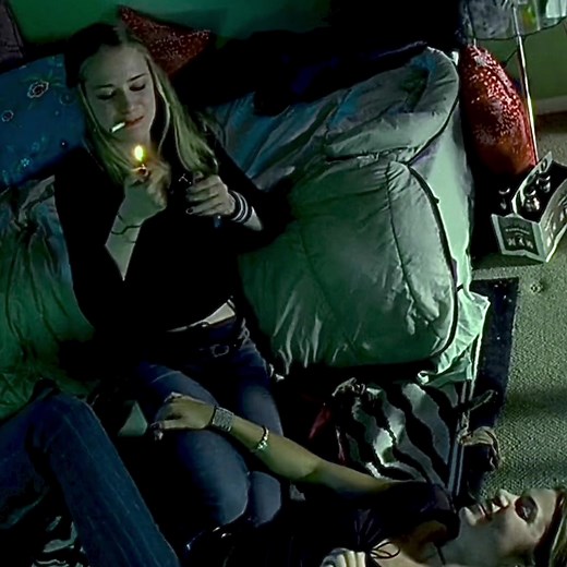 “Don’t ever start smoking” #thirteen #thirteenmovie #tracyfreeland #eviezamora #thirteenedit #smoking #cigarette