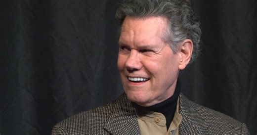 Country music legend Randy Travis returns to the stage