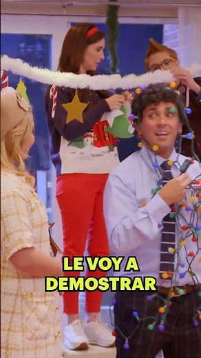 Gaby y Plutarco ponen el árbol de navidad, "Es que tu eres brillante"