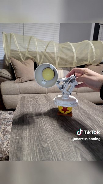 Construcción de la lámpara Pixar de Lego