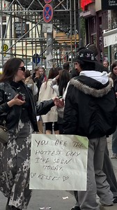 Was his friend jealous? Or what’s going on? Anyway they are both sooooo coool and good looking #socialexperiment #berlinlebt #notestostrangers #reaction