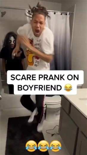 Best Girlfriend scare Boyfriend prank ever! 👻😂 | #funnyshorts