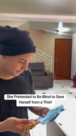 Woman Pretends to Be Blind to Outsmart Thief