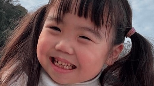 先天性疾患による低身長・りおなちゃん(8) 背骨の手術後 初めて1人でひざ立ちに反響「涙出た」 - ABEMAエンタメ - 話題のSNS (ニュース) | 無料動画・見逃し配信を見るなら | ABEMA