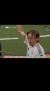 Luka Modrić being substituted, Game paused for a guard of honor, Kroos waiting for him on the sidelines 🥹 El momento eterno. 👏🤍 #HalaMadrid | #PenyaBangladesh | Peña Madridista Bangladesh
