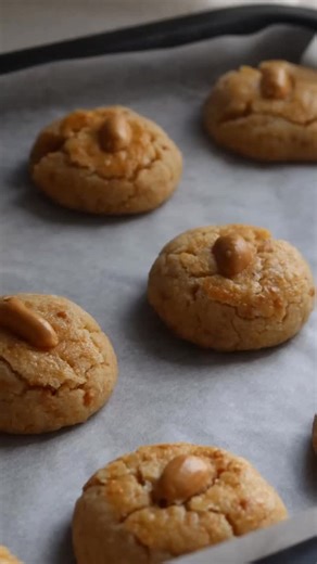 [Recipe] Crunchy outside, melt in your mouth inside, these traditional Peanut Cookies are what I look forward to every year 🥜😋 They’re every peanut lovers’ dream and are especially fragrant! This is also quite highly requested these couple of weeks ever since I shared the nestum version, and many of you’ve asked me for the original which I’ve baked for 7 - 8 years and counting! The best part is how it takes 5 steps to come together and involves simple mixing without a stand mixer. It also stor