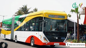 Le BRT de Dakar, 100% électrique, a été présenté aux sénégalais, ce 4 avril 2023, à l’occasion du 63ème anniversaire de l’indépendance du Sénégal. • 158 bus articulés (18,75 mètres) 100% électriques ; • 150 passagers par bus ; 59000 tonnes de CO2 évitées par an ; • Accessibles aux personnes à mobilité réduite ; • Bus climatisés, internet offline et prises USB à bord ; • Autonomie de 250 km après chargement électrique, avec une alimentation 100% en énergie solaire à terme. PSE, MITTD, CETUD AGERO