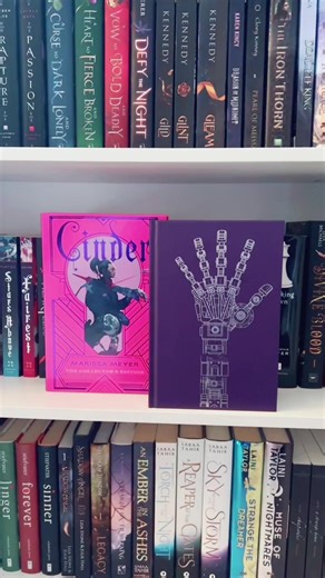 Cinder Collectors Edition Unboxing | Lunar Chronicles Book Review