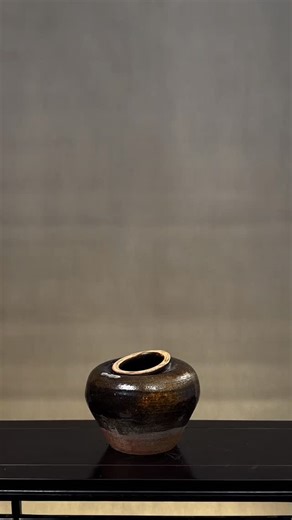 Estúdio Floral on Instagram: "Arranjo de flores com Solidago: domine a arte floral chinesa para decorar sua casa 🌿 A arte floral chinesa tradicional (Zhongshi Chahua) foca na beleza natural de uma única espécie. Materiais usados: Solidago (Haste-de-ouro), vaso de cerâmica minimalista, tesoura de florista. Este design segue o estilo vertical, valorizando o crescimento natural e o uso do espaço negativo (liu bai). Dica profissional: Remova toda a folhagem abaixo da linha da água para evitar bacté