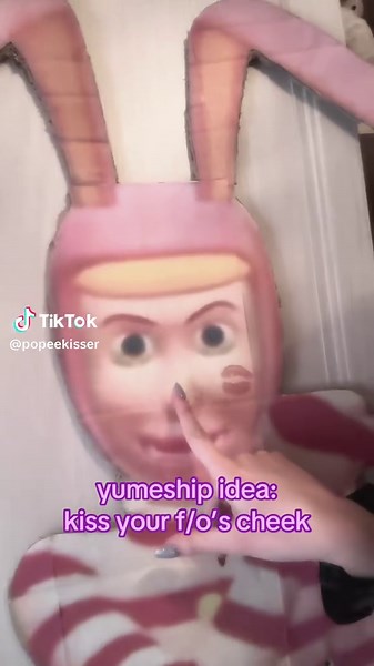 Popee the Performer's Sweet Cheek Kiss Idea