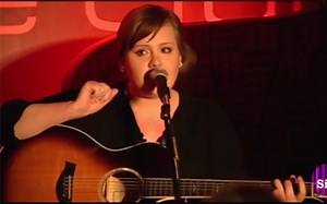 2008年19岁的阿黛尔略显青涩